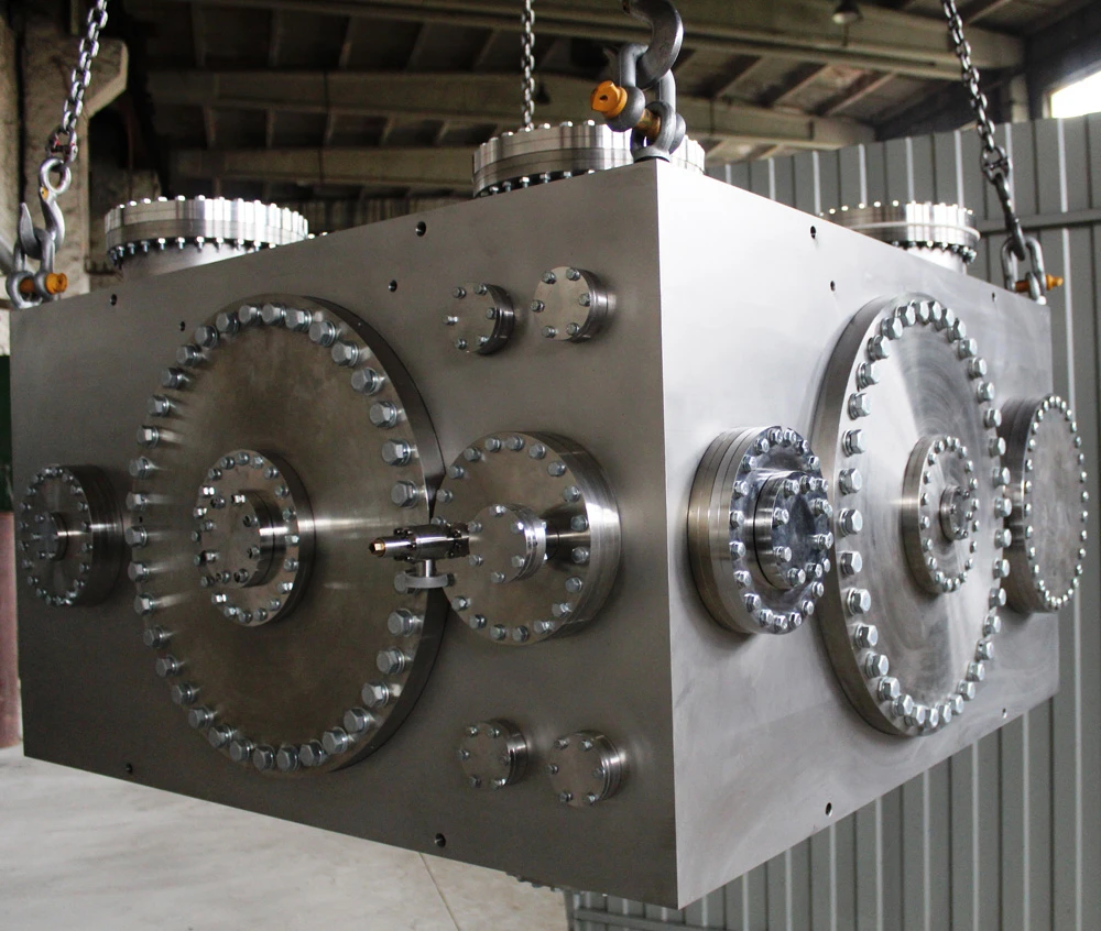 Superhigh vacuum rectangular chamber for fundamental studies