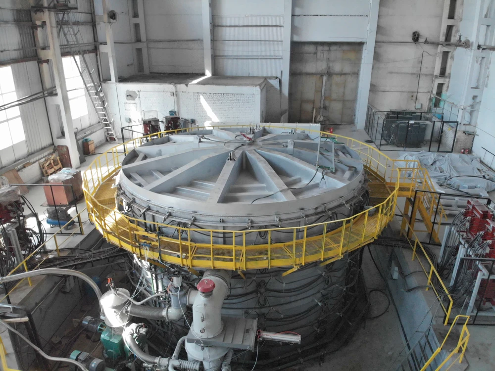 Large-scale vacuum shaft furnace